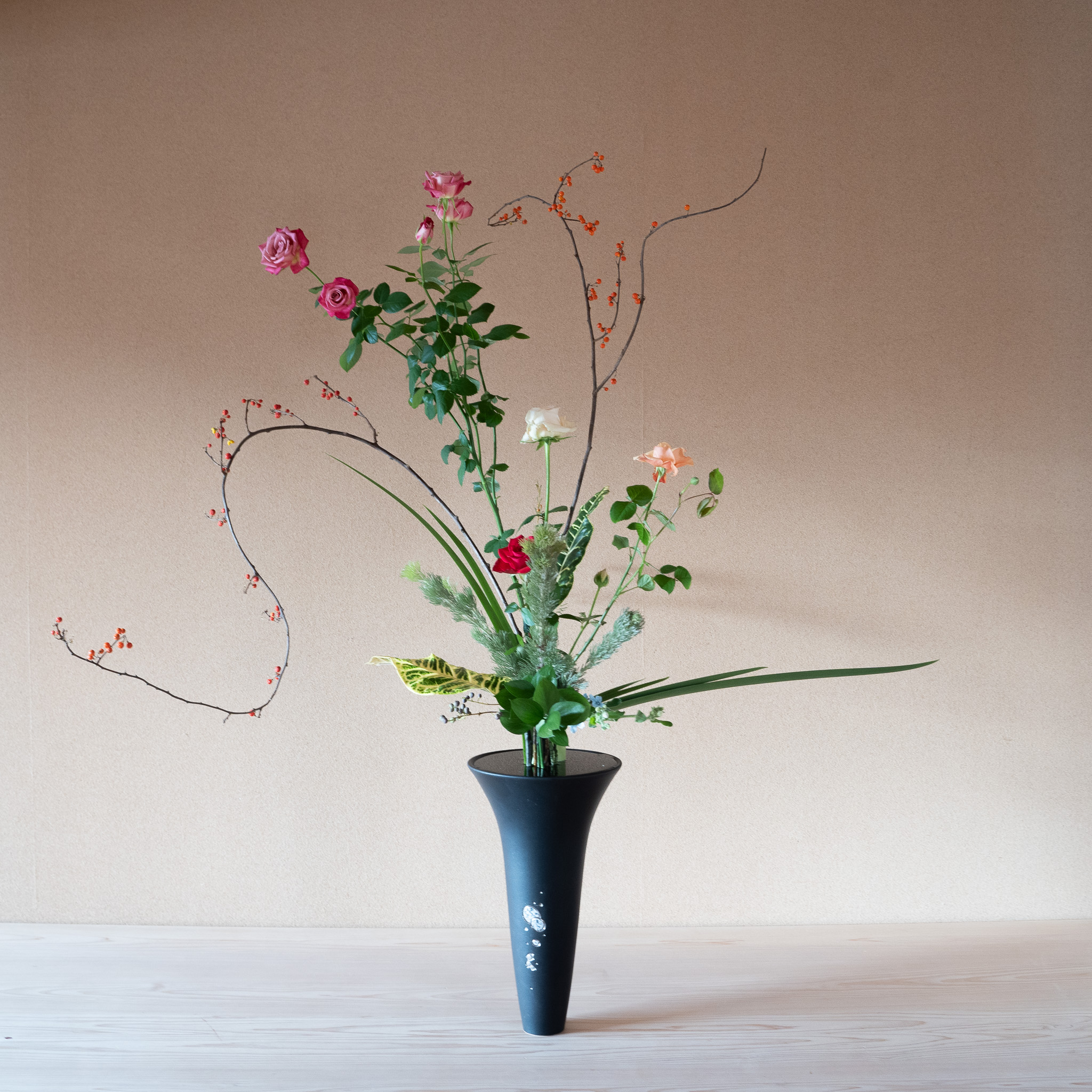 立花正風体
ばら、つるうめもどき、オクロレウカ、クロトン、ウーリーブッシュ、ルスカス、バニカム、ねずみもち、オキシペタラム